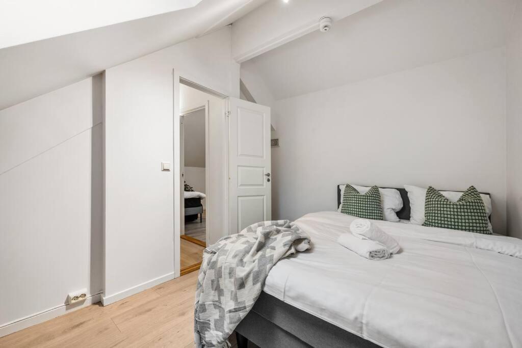 New! Well Eqipped Three Bedroom Penthouse!
